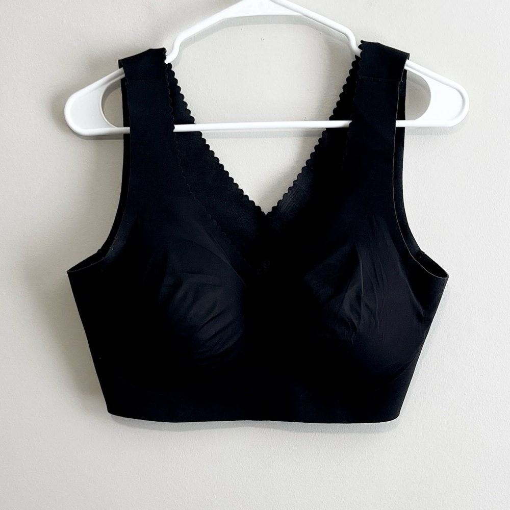 Evelyn & Bobbie The Evelyn Scallop V-Neck Smoothing Bra